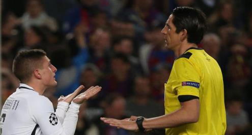  ماركا تكشف اعتداء لفظي من حكم برشلونة على لاعبي باريس